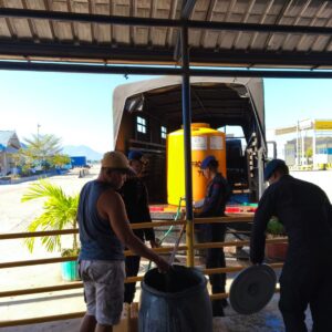 Semangat Hari Bhayangkara ke-80, Sat Brimob Polda NTB Salurkan Air Bersih untuk Warga Pelabuhan Sape