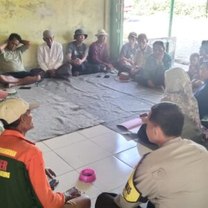 Polsek Lembar Kawal Penyerahan Bibit Jagung di Labuan Tereng