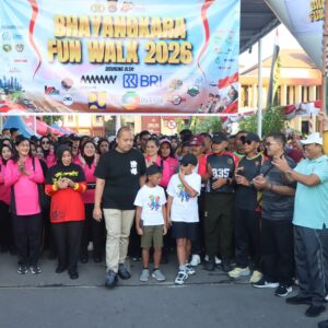 Semarak HUT Bhayangkara ke-80, Polres Sumbawa Gelar Bhayangkara Fun Walk Bersama Masyarakat