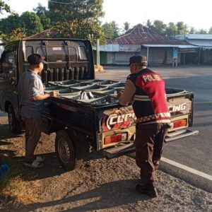 Polsek Kayangan Gelar Patroli KRYD, Sasar Bank, Pertokoan dan Tambak Udang Antisipasi 3C