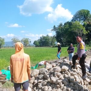 Bhabinkamtibmas Desa Dorebara Dampingi Pembuatan Saluran Irigasi, Dorong Produktivitas Pertanian dan Pemanfaatan Pekarangan