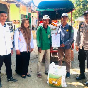 Bhabinkamtibmas Polsek Woha Dampingi UPT Pertanian Salurkan Bantuan Benih Jagung Hibrida dari Kementerian Pertanian RI