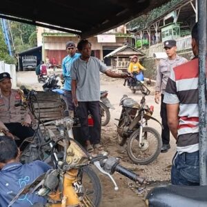 Patroli Cipkon Sore Hari, Polsek Donggo Ciptakan Situasi Kamtibmas Yang Aman dan Kondusif