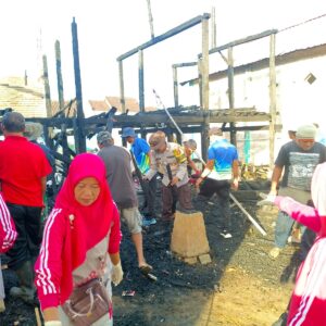 Bhabinkamtibmas bersama Warga Kompak gotong royong Pulihkan Rumah Korban Kebakaran
