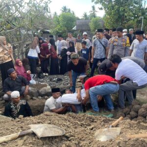 Wujud Solidaritas, Kapolsek Plampang Bersama Jajaran Hadiri Pemakaman Orang Tua Personel Polsek