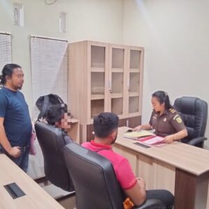 KonPolsek Manggelewa Serahkan Tersangka dan Barang Bukti Kasus Pengancaman dan Kepemilikan Sajam Tanpa Hak ke Kejaksaan Negeri Dompu