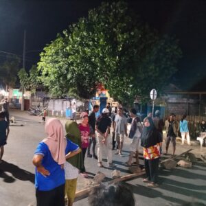 Respons Cepat Polsek Woja Redam Aksi Blokade Jalan di Simpasai, Arus Lalu Lintas Kembali Normal