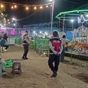 Polsek Kayangan Kawal “Pasar Rakyat Rona-Rona”, Pastikan Keamanan Pengunjung Lapangan Umum Kayangan