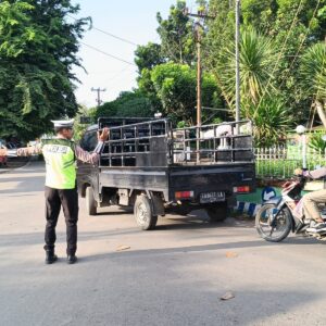 SAT LANTAS POLRES DOMPU GELAR RAWAN PAGI DAN STRONG POINT, HADIRKAN PELAYANAN PRIMA DEMI KELANCARAN ARUS LALU LINTAS