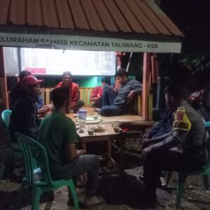 Hidupkan Kembali Semangat Siskamling, Bhabinkamtibmas Kelurahan Sampir Ajak Warga Perkuat Keamanan Lingkungan