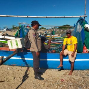 Sambang Warga Pesisir, Bhabinkamtibmas Polsek Hu’u Ajak Nelayan Jaga Kamtibmas dan Tingkatkan Kesejahteraan Keluarga