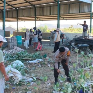 Bhabinkamtibmas Polsek Kilo Bersama TNI, Pemerintah Desa dan Mahasiswa KKN Gelar Gotong Royong Jumat Bersih