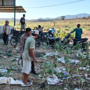Bhabinkamtibmas Polsek Kilo Bersama TNI, Pemerintah Desa dan Mahasiswa KKN Gelar Gotong Royong Jumat Bersih