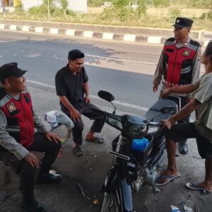Patroli Dialogis dan Rawan Sore Polsek Bayan di Pelabuhan Carik, Imbau Waspada 3C dan Cuaca Buruk