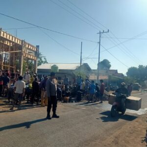 Gotong Royong Bangun Masjid, Bhabinkamtibmas Desa Rasabou Perkuat Kemitraan dan Sampaikan Pesan Kamtibmas