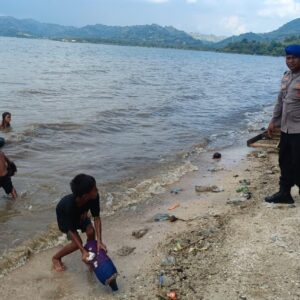Hadir Mengayomi, Satpolairud Polres Bima Kabupaten Menggelar Patroli Pengamanan Wisata di Pantai Kalaki