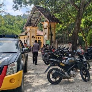 Patroli Cipkon Mobile, Polsek Madapangga Sambangi Pemukiman Warga Hingga Kawasan Wisata     Patroli Cipkon secara rutin dilaksanakan oleh Polsek Madapangga Polres Bima Kabupaten Polda NTB untuk mencegah terjadinya berbagai Guankamtibmas di wilayah hukumnya.   Patroli yang diawaki oleh tiga orang personel dan dikendalikan oleh Kapolseknya Ipda Ahmad Zulfikar SH itu berlangsung pada Minggu 12 Juli 2026.   Kegiatan yang dimulai sejak pukul 13.00. Wita itu menyasar sejumlah titik rawan, Pemukiman Warga hingga lokasi wisata di wilayah hukum Polsek Madapangga.   Patroli itu difokuskan pada pencegahan kasus 3C, balapan liar, tawuran dan aksi premanisme di kawasan wisata salah satunya di tempat pemandian alam terbuka yang berlokasi di Desa Ndano Kecamatan Madapangga Kabupaten Bima.   Dalam pelaksanaannya tim patroli juga menghimbau kepada masyarakat agar waspada akan tindakan kejahatan serta berpartisipasi dalam rangka menjaga keamanan dan ketertiban dilingkungan masing-masing.   Hal tersebut dikemukakan oleh Kapolres Bima AKBP Muhammad Anton Bhayangkara Gaisar S.I.K.M.H.melalui Kasi Humas AKP Adib Widayaka.   Patroli Cipkon dengan metode mobile itu berjalan dengan lancar dan aman situasi Kamtibmas diwilayah hukum Polsek Madapangga secara keseluruhan dilaporkan dalam keadaan Kondusif.