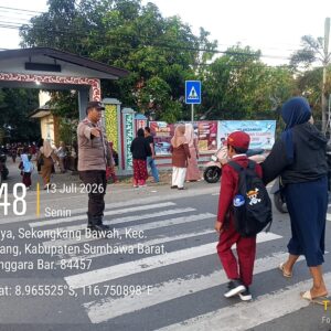 Wujud Pelayanan Presisi, Polsek Sekongkang Intensifkan Rawan Pagi di Depan Sekolah