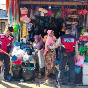 Patroli KRYD Pagi, Unit Patmor Satsamapta Polres Bima Kabupaten Bantu Angkat Bok Ikan Nelayan