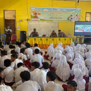 Edukasi Bahaya Narkoba dan Kenakalan Remaja, Sat Binmas Polres Sumbawa Sambangi SMPN 1 Lape