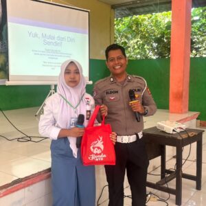 Satlantas Polres Lombok Barat Edukasi Safety Riding di SMKN 2 Kuripan, Tekan Angka Kecelakaan Pelajar