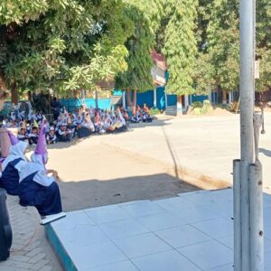 “Police go to school” Bhabinkamtibmas Polsek Woha Jadi Pemateri Sosialisasi Pencegahan Kenakalan Remaja di SMPN I Woha