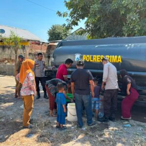 “Polisi Peduli”. Satsamapta Polres Bima Kabupaten Salurkan 500O Liter Air Bersih Atasi Kesulitan Air Bersih Bagi Warga Desa Padolo