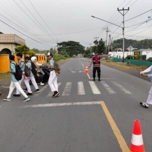 Polsek Seteluk Laksanakan Giat Rawan Pagi di SMPN 1 Seteluk, Wujudkan Polisi Humanis
