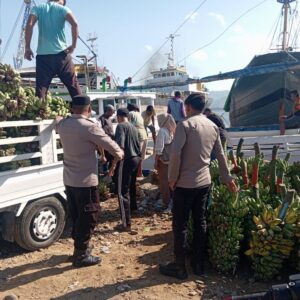 Personel Polsek Kawasan Pelabuhan Laut Bima Perketat Pengawasan Bongkar Muat, Antisipasi Penyelundupan Barang Terlarang