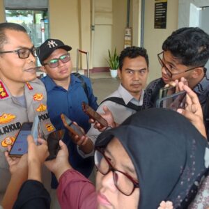 POLDA NTB BONGKAR KOMPLOTAN PENCURI MOTOR MODUS KENALAN LEWAT FACEBOOK