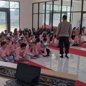 Polres Lombok Barat Berikan Penyuluhan Hukum bagi Siswa Baru SMKN 2 Lembar