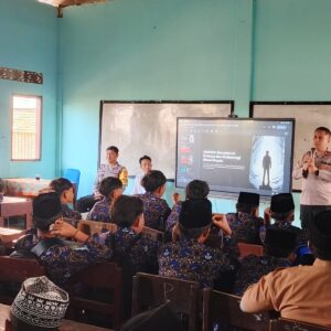 Polsek Lunyuk Edukasi Siswa SMP IT Hamzanwadi Bahaya Judi Online hingga Tertib Berlalu Lintas