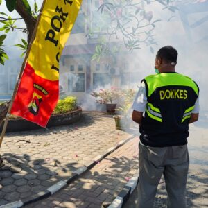 Cegah Demam Berdarah, Biddokkes Polda NTB Lakukan Fogging di SPN Belanting