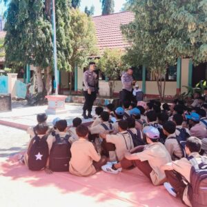 Sosialisasikan Bahaya Laten Narkoba dan Kenakalan Remaja, Kanit Binmas Polsek Madapangga Sambangi SMAN I Madapangga