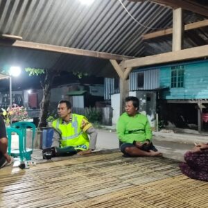 Bhabinkamtibmas Polsek Brang Rea Ajak Warga Rarak Ronges Aktifkan Siskamling Demi Ciptakan Lingkungan Aman