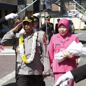 Penuh Haru dan Khidmat, Polres Sumbawa Barat Gelar Tradisi Pedang Pora Pelepasan AKBP Zulkarnain, S.I.K.