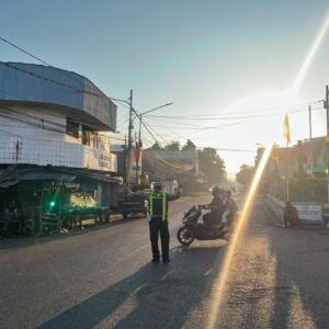 SATLANTAS POLRES DOMPU LAKSANAKAN RAWAN PAGI DAN STRONG POINT, WUJUDKAN KAMTIBCARLANTAS YANG AMAN DAN TERTIB