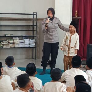 SAT BINMAS POLRES DOMPU BERIKAN PENYULUHAN BAHAYA NARKOBA DAN KENAKALAN REMAJA DI SMP IT IMAM BUKHARI