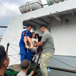 Tim Gabungan Berhasil Evakuasi Penumpang KLM ARMADA MULYA Korban Laka Laut di Selat Sanggar