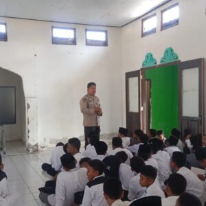 Anggota Piket Polsek Jereweh Berikan Penyuluhan Kamtibmas kepada Santri