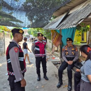Wujud Nyata Kepedulian, Sat Samapta Polres Lombok Barat Salurkan Sembako untuk Lansia di Dusun Jakem