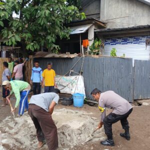 Bhabinkamtibmas Desa Ntori Gotong Royong Bersama Warga, Sampaikan Pesan Kamtibmas