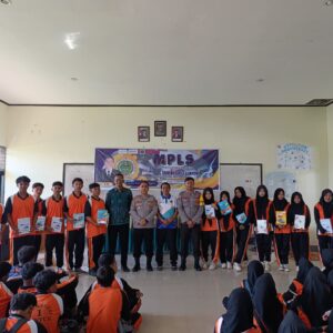 Tutup MPLS SMAN 1 Lunyuk, Kapolsek Lunyuk Berikan Edukasi Hukum Sekaligus Santuni Siswa Yatim
