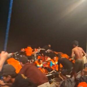 Seluruh Penumpang Selamat, Tim Gabungan Evakuasi Kapal Wisata KM Armada Mulia yang Mengalami Kecelakaan Laut di Perairan Bima