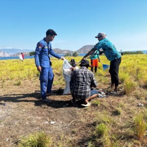 Kapal Polisi XXI-1003 Ditpolairud Polda NTB Ikuti Aksi Bersih Pantai di Pulau Kenawa