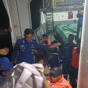 “Quick Response” Satpolairud Polres Bima Kabupaten dan Tim Gabungan Evakuasi Korban Kapal Wisata Yang Karam di Perairan Sanggar
