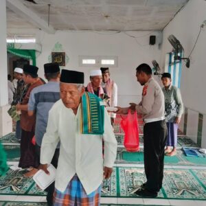 “Jum,at Berkah” Memuliakan Sesama Unit Kamsel Satlantas Polres Bima Kabupaten dan IKMS Bagikan Nasi Kotak Bagi Jamaah Sholat Jum,at