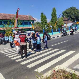Polsek Tanjung Gelar Giat Rawan Siang di Depan SMPN 1 Tanjung