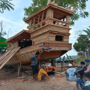 Sat Polairud Polres Dompu Hadir Melayani Masyarakat Pesisir Melalui Polisi Penolong dan Binmas Perairan