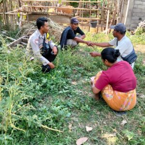 Bhabinkamtibmas Desa Kadindi Ajak Warga Optimalkan Pekarangan untuk Dukung Ketahanan Pangan dan Jaga Kamtibmas
